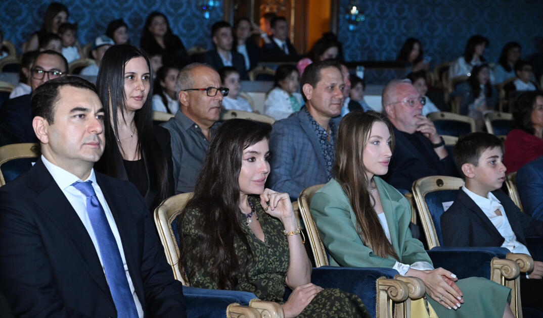 Leyla Əliyeva və Alona Əliyeva Akademik Musiqili Teatrda “Balaca şahzadə” əsəri əsasında hazırlanmış eyniadlı tamaşanı izləyiblər