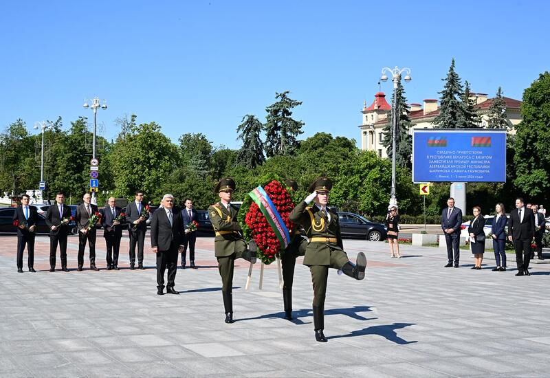 Baş nazirin müavini heyəti Minskdə Qələbə abidəsini ziyarət edib