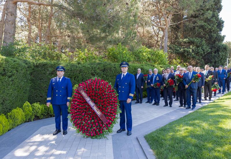 AZAL kollektivi və mülki aviasiyanın digər nümayəndələri Fəxri xiyabanı ziyarət edib