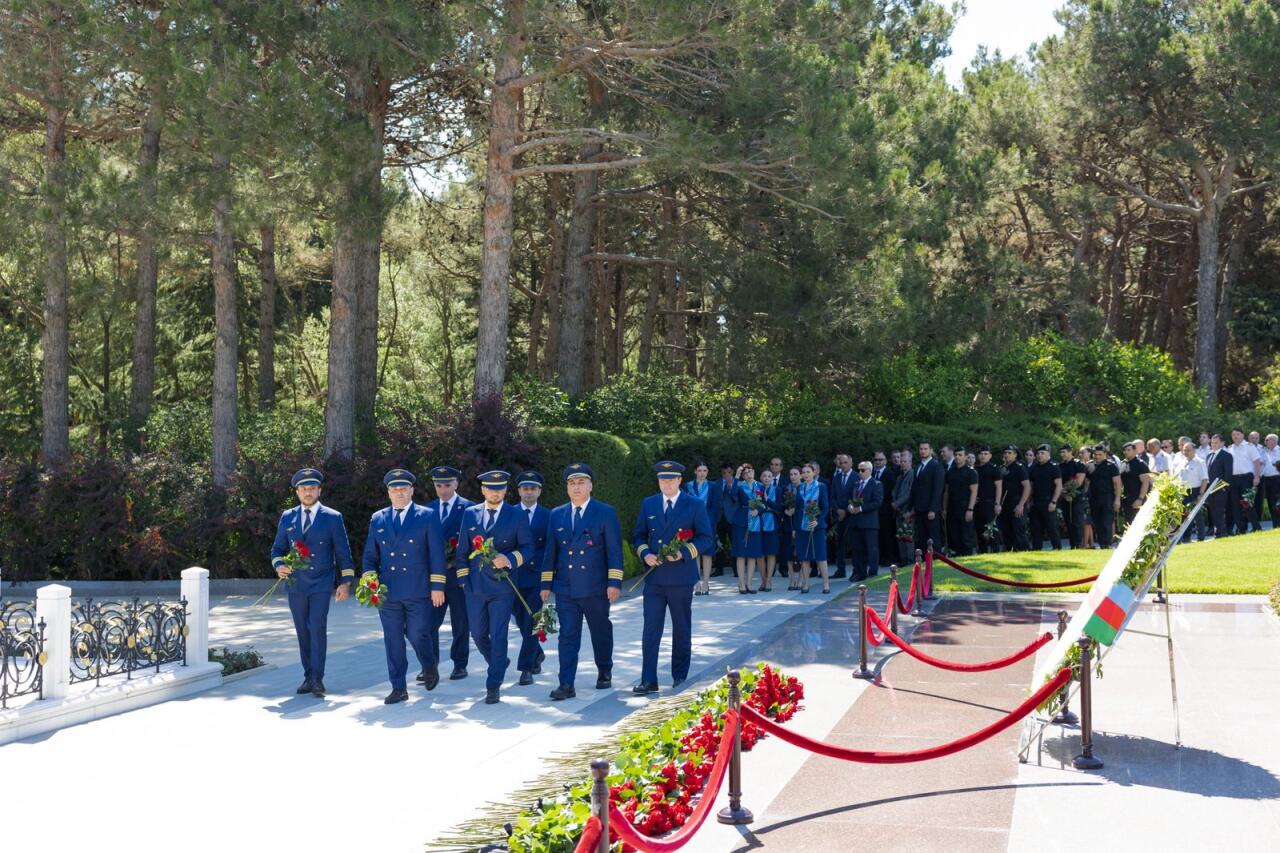 Коллектив AZAL и представители гражданской авиации посетили Аллею почетного захоронения