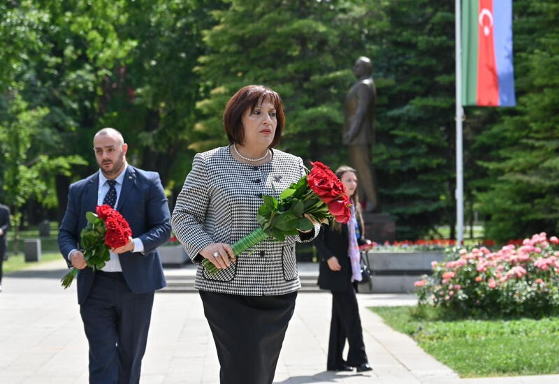 Сахиба Гафарова посетила памятник Гейдару Алиеву в Белграде