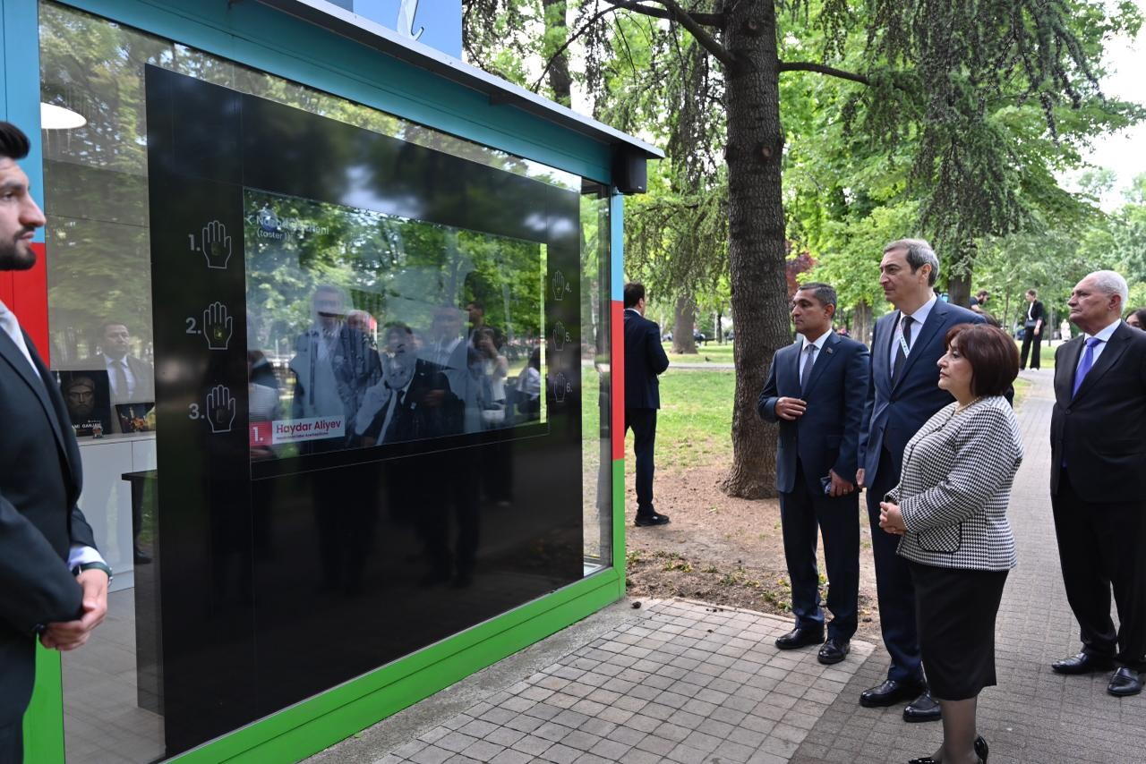 Сахиба Гафарова посетила памятник Гейдару Алиеву в Белграде