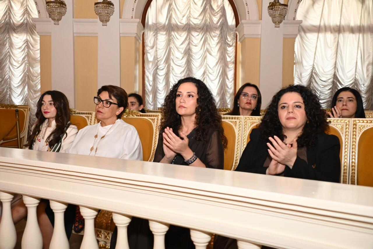 Международный музыкальный фестиваль "Мир детей" в Баку завершился торжественным гала-концертом
