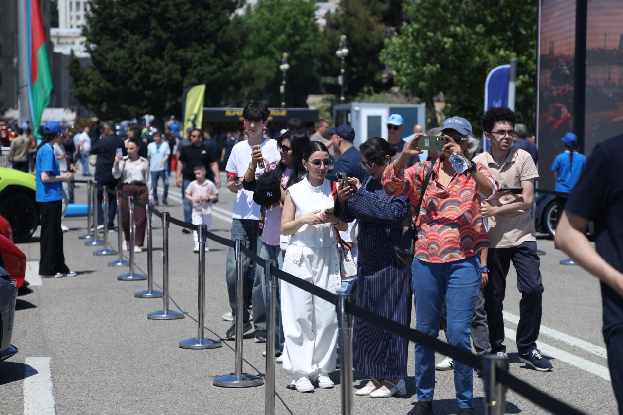 Bakı bulvarında klassik və sürət avtomobillərinin festivalı keçirilir