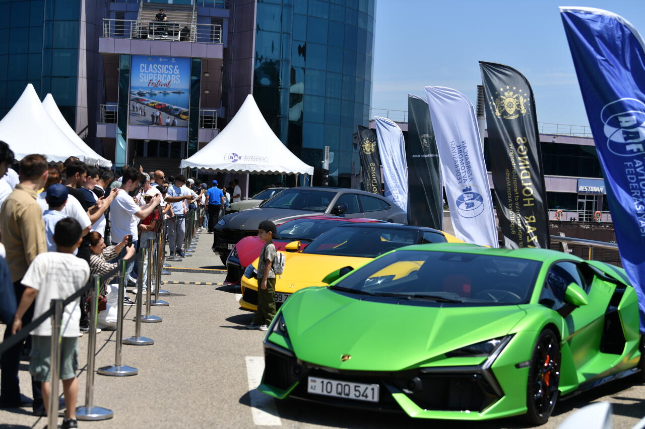 В Баку завершился Фестиваль классических и скоростных автомобилей