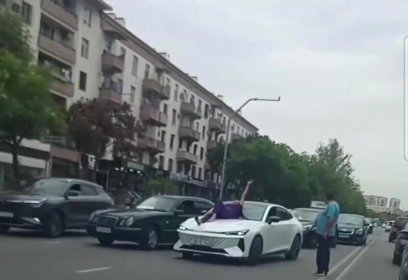В Баку установили личность женщины, которая легла на капот автомобиля