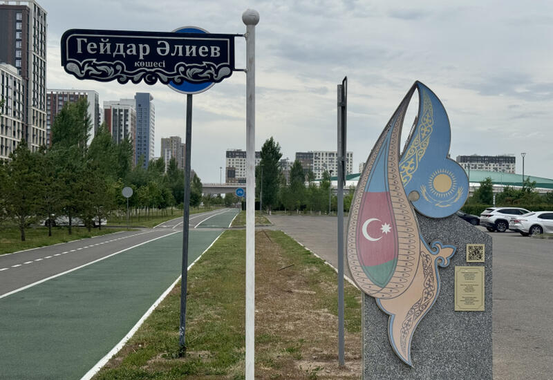Символ дружбы Казахстана и Азербайджана в центре Астаны
