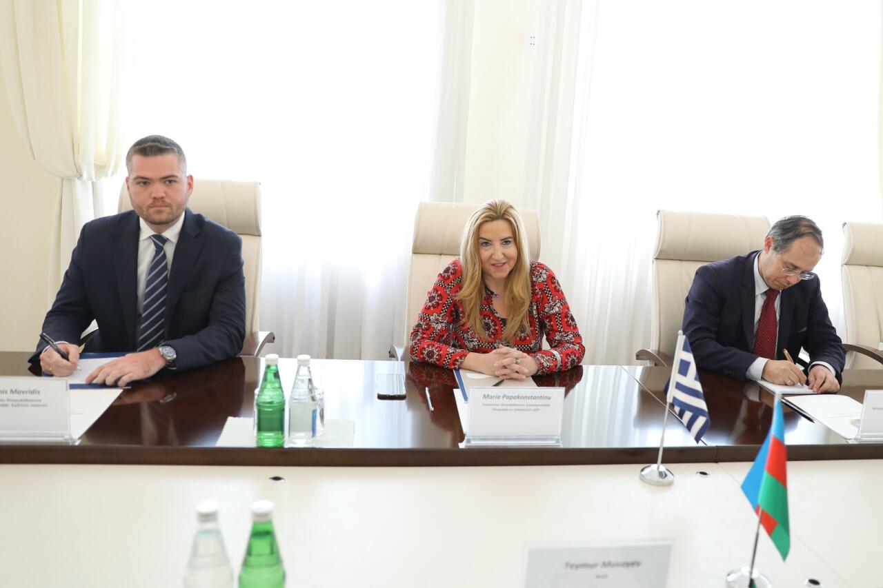 Səhiyyə naziri Yunanıstanın Azərbaycandakı səfiri ilə görüşüb