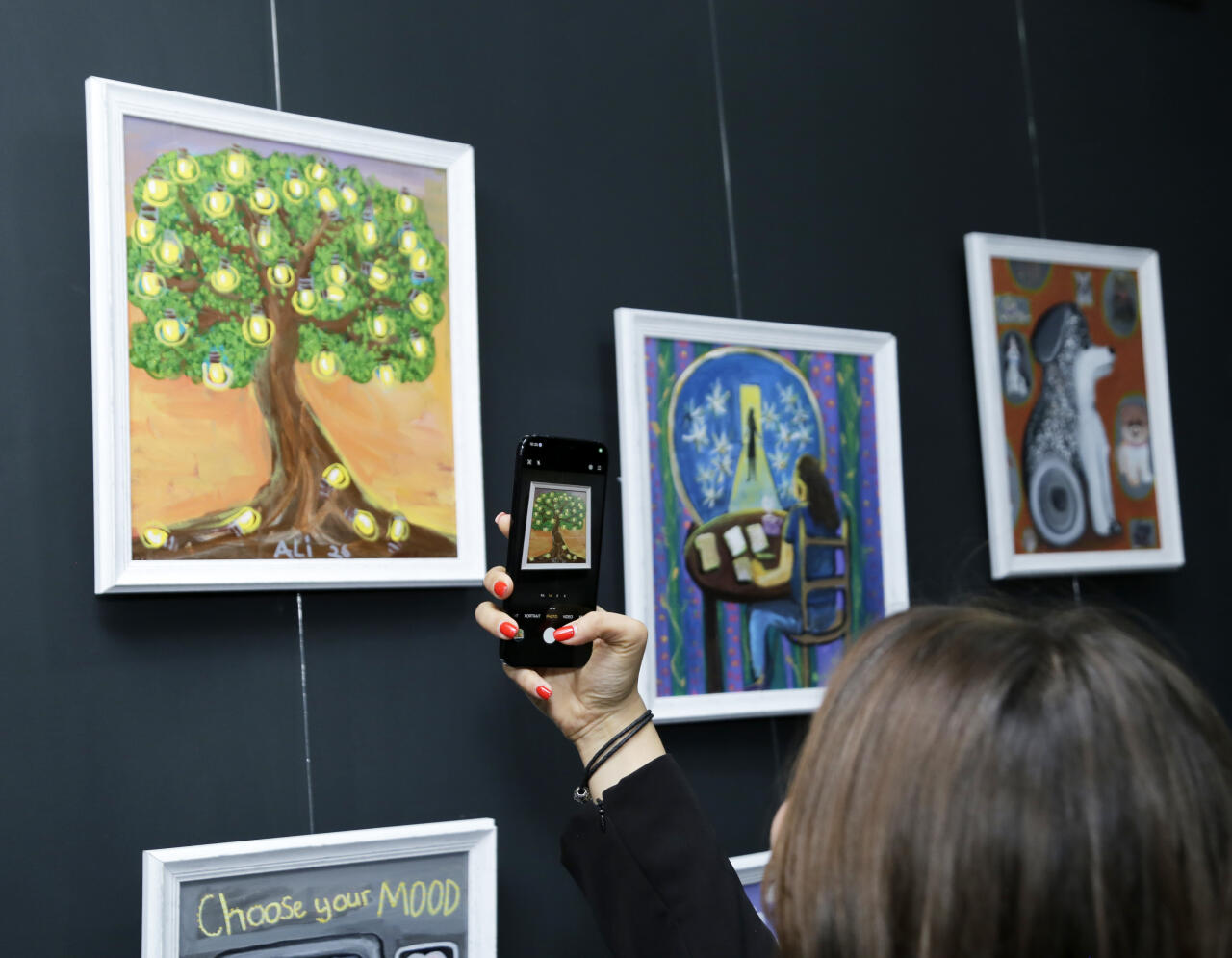 В Leyla Khazari Art Gallery состоялось открытие групповой выставки юных художников Tiny Worlds