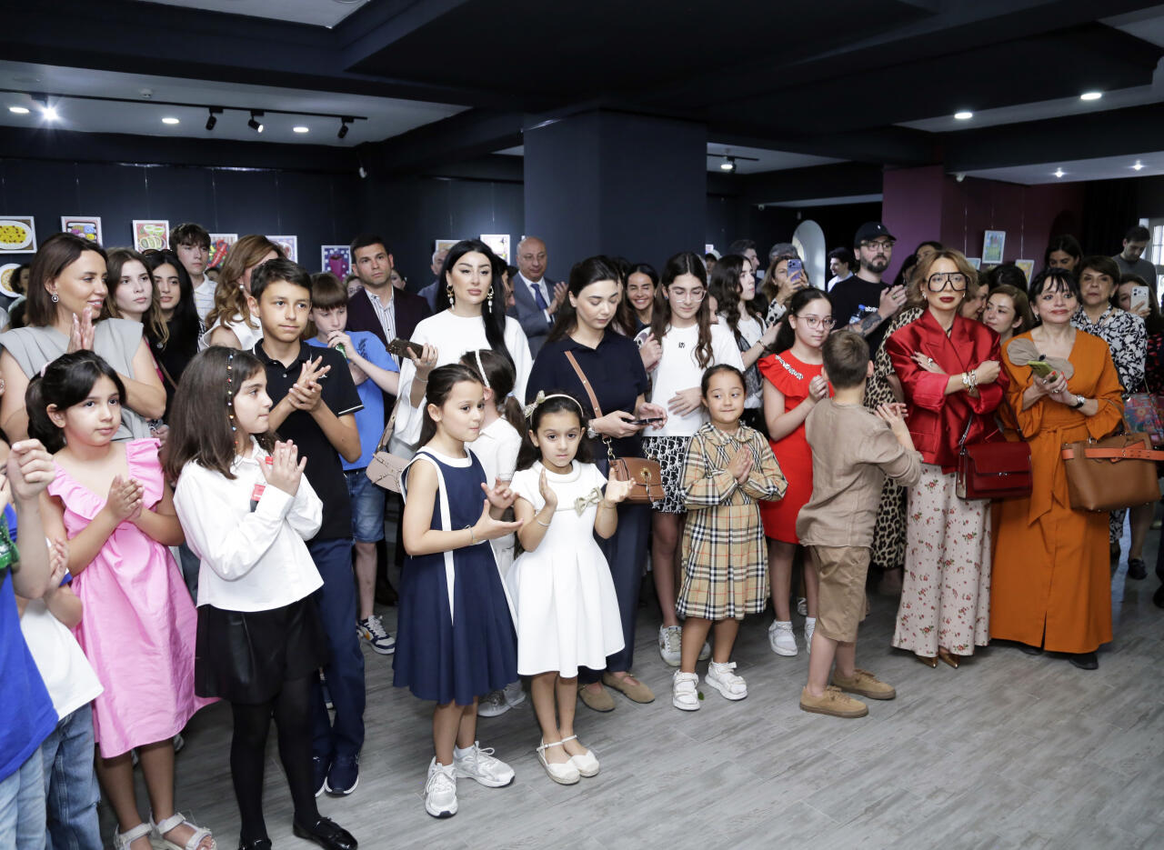 В Leyla Khazari Art Gallery состоялось открытие групповой выставки юных художников Tiny Worlds