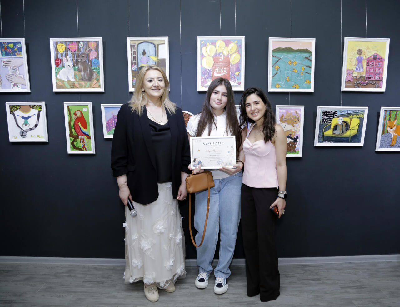 В Leyla Khazari Art Gallery состоялось открытие групповой выставки юных художников Tiny Worlds