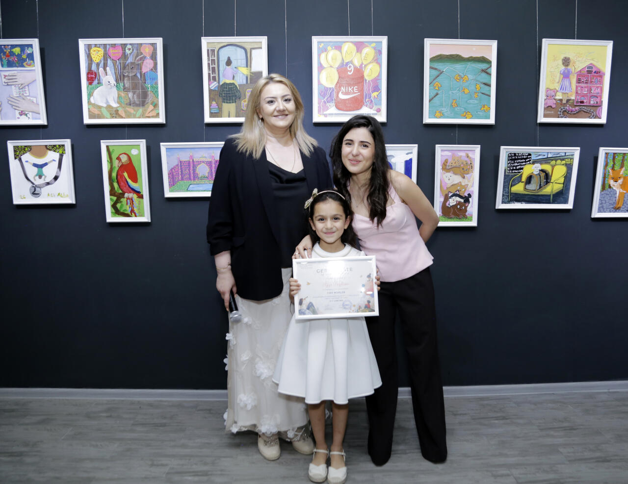 В Leyla Khazari Art Gallery состоялось открытие групповой выставки юных художников Tiny Worlds