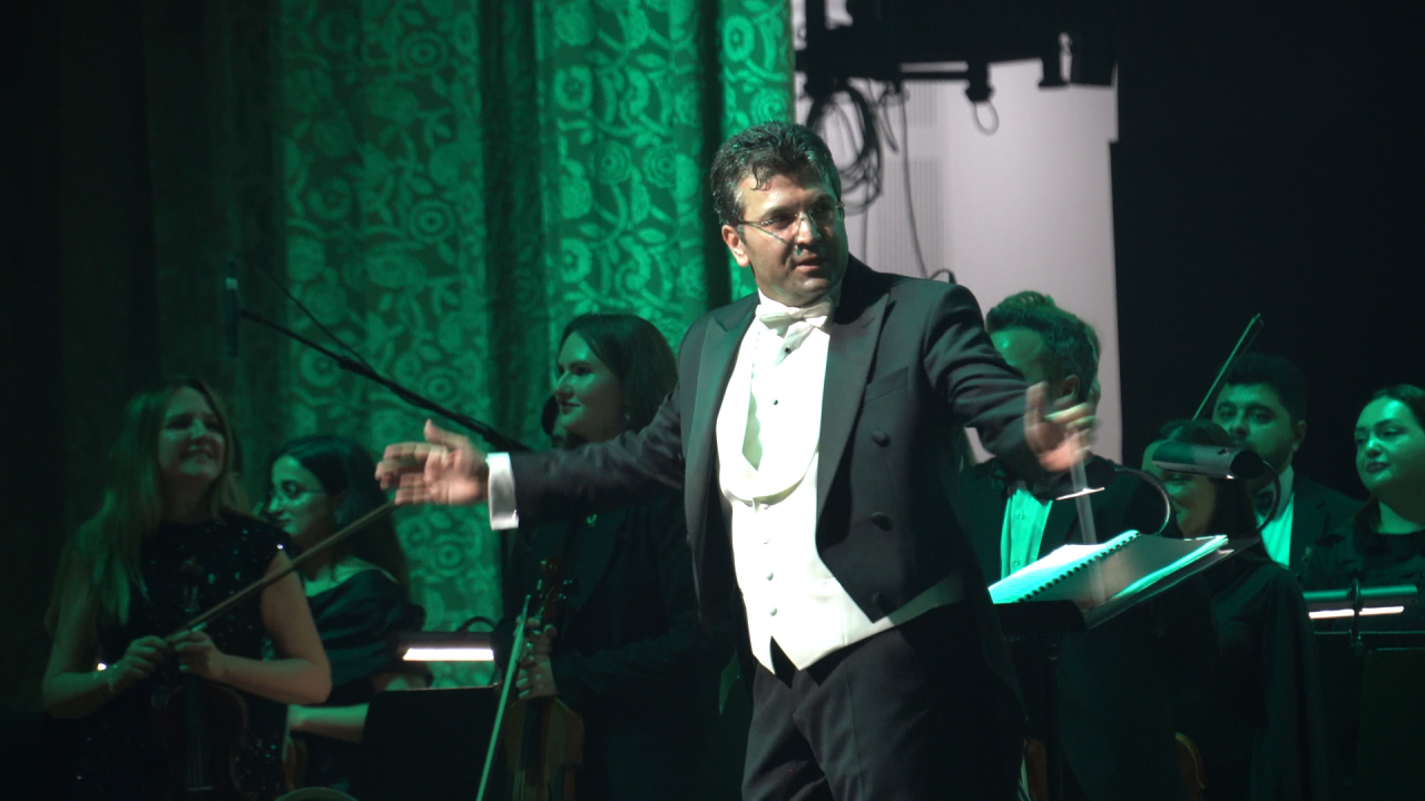 Баку в атмосфере красной дорожки - музыкальная подпись сезона Signature Gala Night