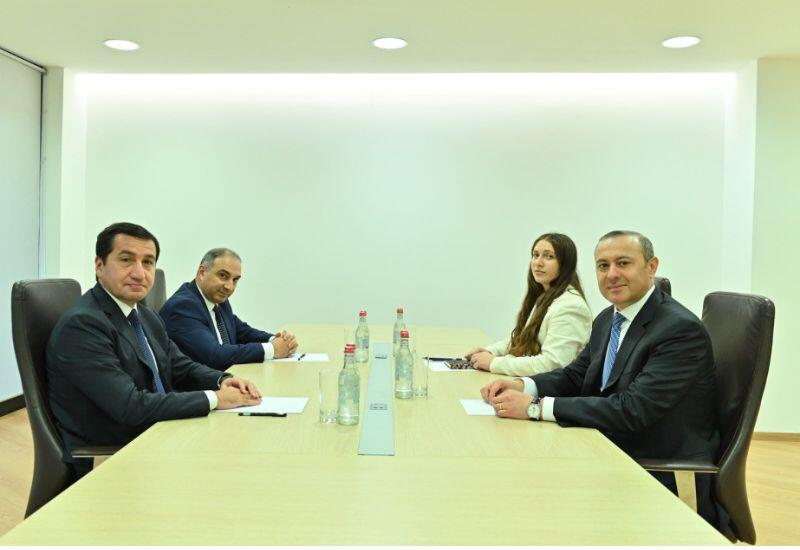 Hikmət Hacıyev ilə Armen Qriqoryan arasında işgüzar görüş keçirilib