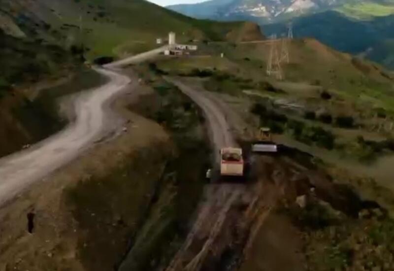 25 avtomobil yolunda sel suları nəticəsində zədələnmiş infrastrukturun bərpası aparılır
