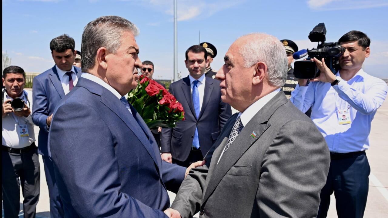 Baş nazir Əli Əsədov Özbəkistana işgüzar səfərə gedib