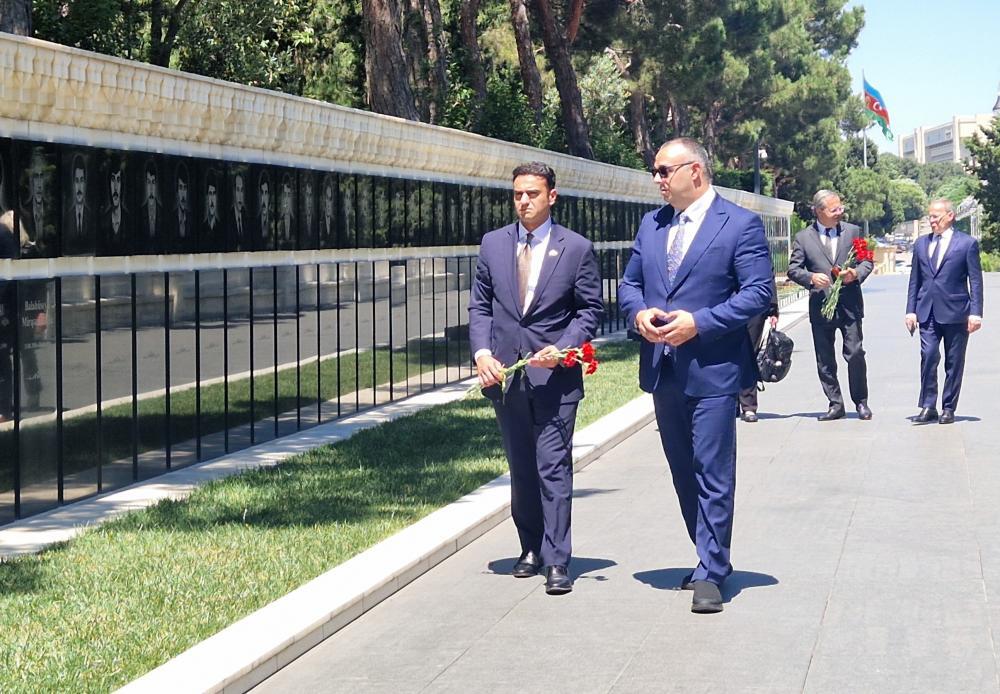 ABŞ Konqresinin nümayəndə heyəti Şəhidlər xiyabanını ziyarət edib