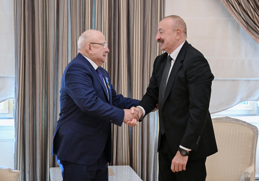 Президент Ильхам Алиев вручил орден «Достлуг» известному общественно-политическому деятелю Дагестана Курбану Курбанову