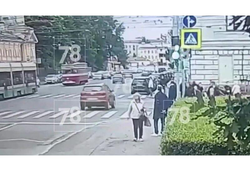 Иномарка влетела в толпу пешеходов в Петербурге