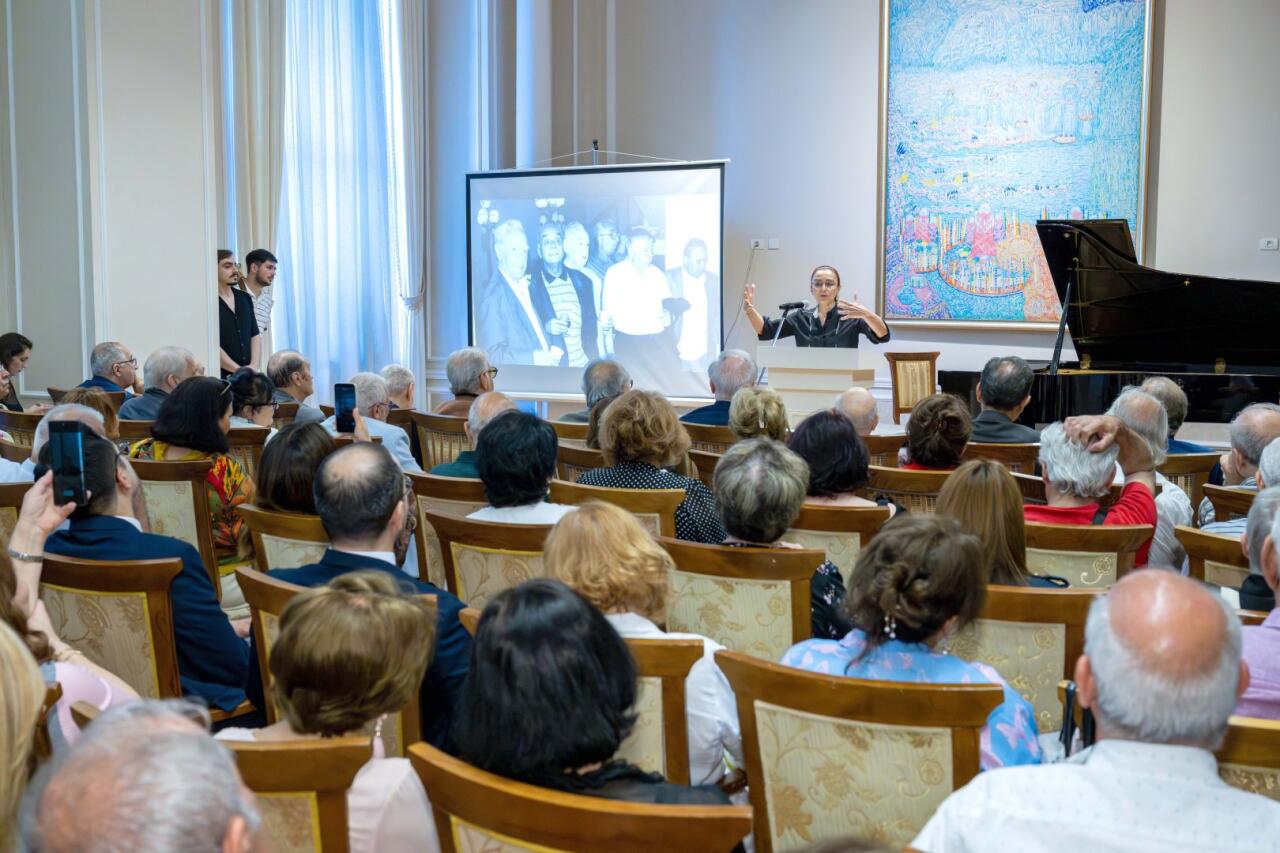 В Баку открылась выставка к 100-летию Эльбея Рзагулиева