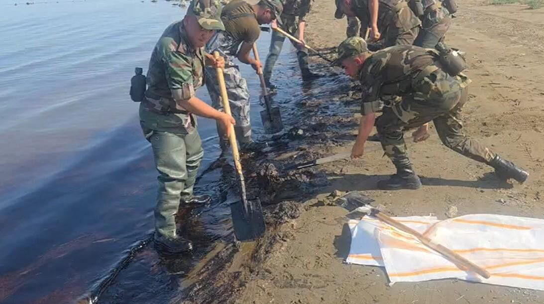 В поселке Зиря очищают побережье от нефтяного загрязнения