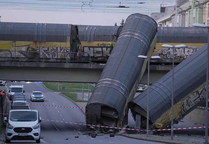 Два вагона товарного поезда рухнули с моста в Мюнхене