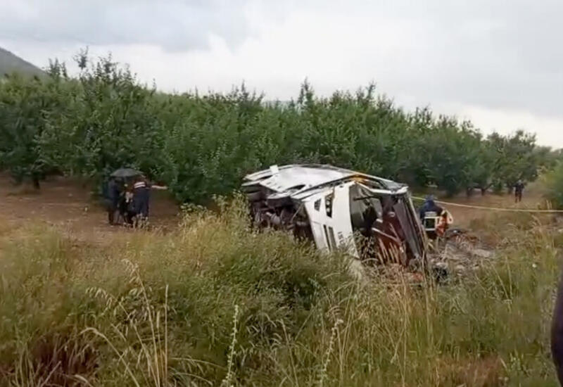 В Турции перевернулся туристический автобус,
