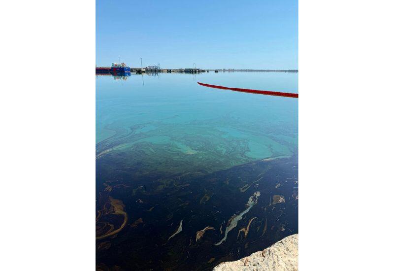 Названа причина появления нефтепродуктов на побережье Дюбенди
