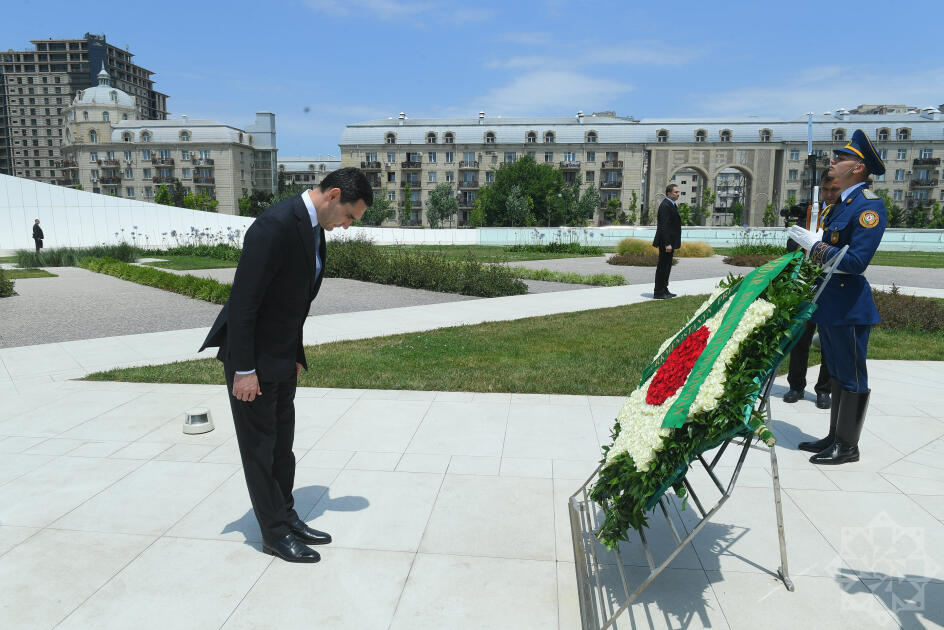 Türkmənistan Prezidenti Zəfər parkını ziyarət edib