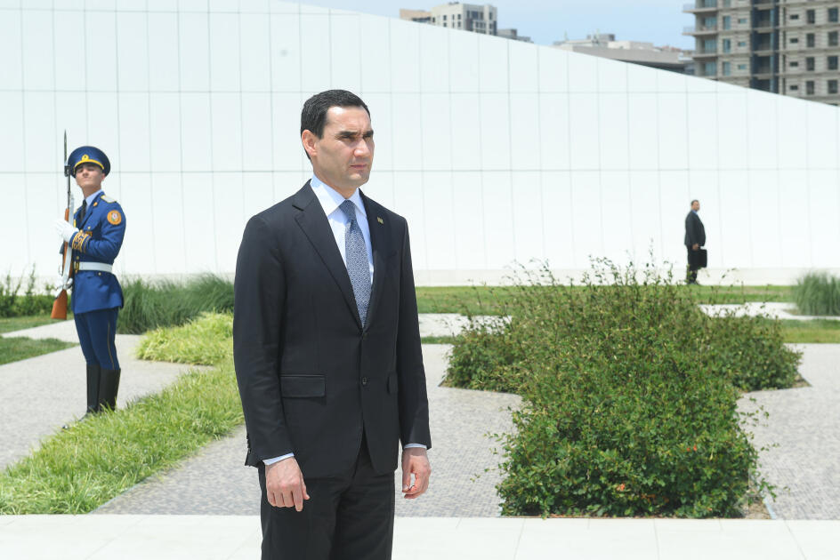 Türkmənistan Prezidenti Zəfər parkını ziyarət edib