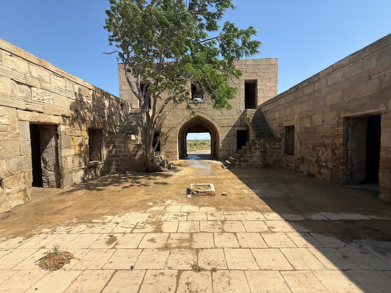 Qaradağ ərazisindəki tarixi karvansaraya qanunsuz müdaxilənin qarşısı alınıb