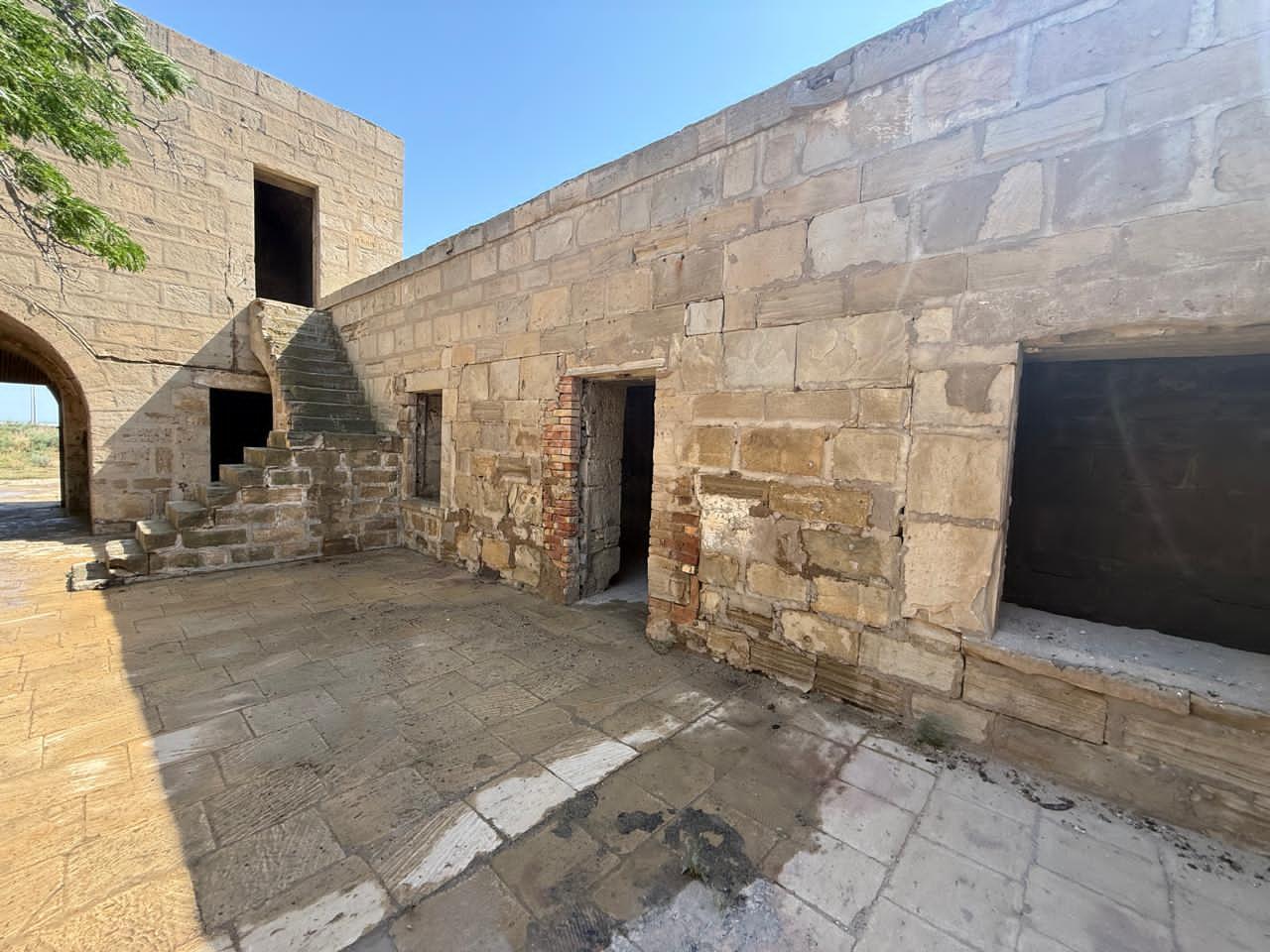 Qaradağ ərazisindəki tarixi karvansaraya qanunsuz müdaxilənin qarşısı alınıb
