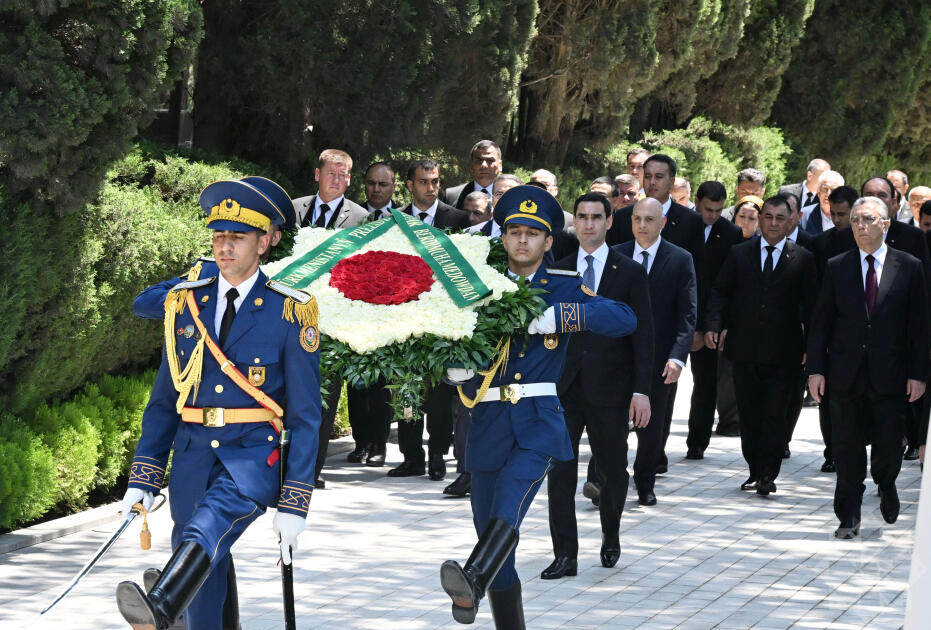 Türkmənistan Prezidenti Fəxri xiyabanda Ümummilli Lider Heydər Əliyevin məzarını ziyarət edib