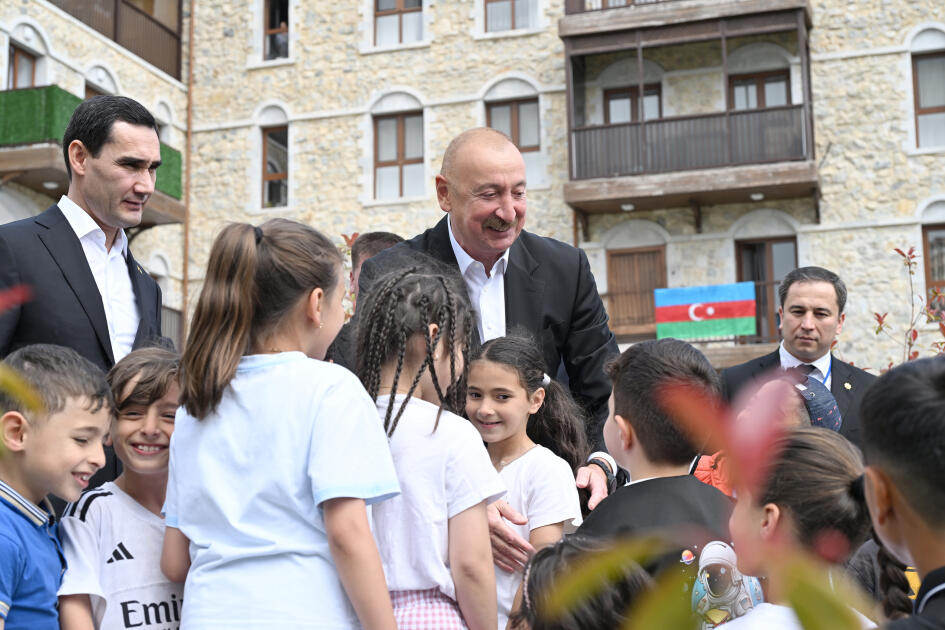 Президент Ильхам Алиев и Президент Сердар Бердымухамедов побывали в первом жилом комплексе, построенном в городе Шуша