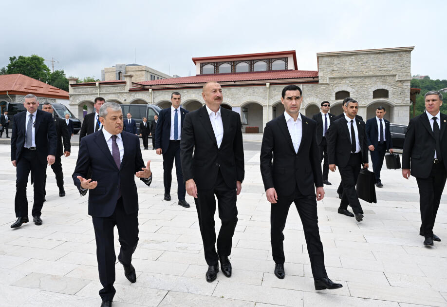 Prezident İlham Əliyev və Prezident Sərdar Berdiməhəmmədov Şuşada Azərbaycanın tanınmış şəxsiyyətlərinin işğal dövründə güllələnmiş büstlərinə baxıblar