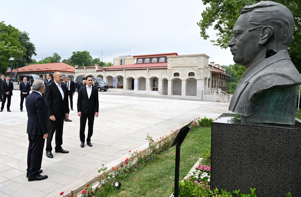 Prezident İlham Əliyev və Prezident Sərdar Berdiməhəmmədov Şuşada Azərbaycanın tanınmış şəxsiyyətlərinin işğal dövründə güllələnmiş büstlərinə baxıblar