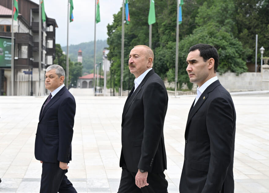 Prezident İlham Əliyev və Prezident Sərdar Berdiməhəmmədov Şuşada Azərbaycanın tanınmış şəxsiyyətlərinin işğal dövründə güllələnmiş büstlərinə baxıblar