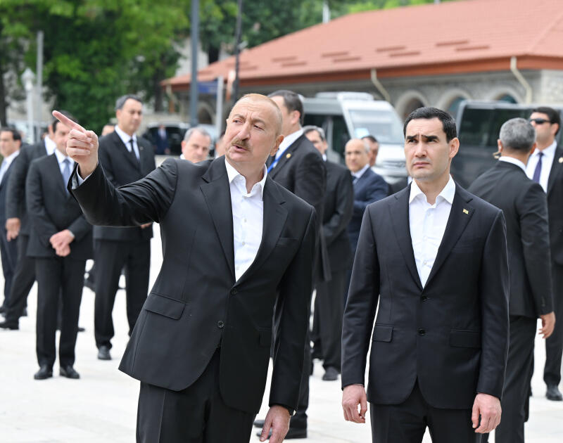 Prezident İlham Əliyev və Prezident Sərdar Berdiməhəmmədov Şuşada Azərbaycanın tanınmış şəxsiyyətlərinin işğal dövründə güllələnmiş büstlərinə baxıblar