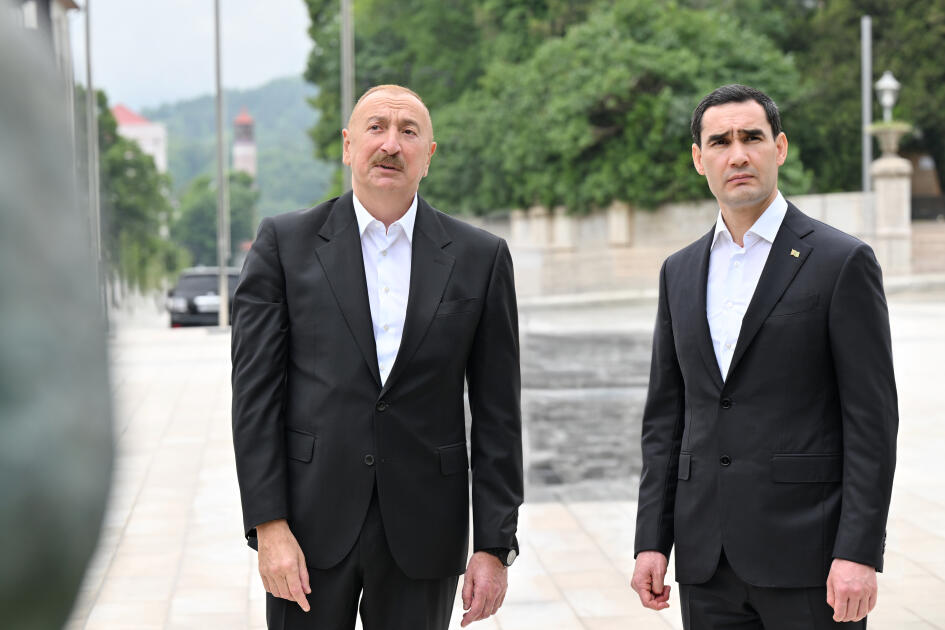 Prezident İlham Əliyev və Prezident Sərdar Berdiməhəmmədov Şuşada Azərbaycanın tanınmış şəxsiyyətlərinin işğal dövründə güllələnmiş büstlərinə baxıblar