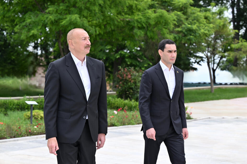 Prezident İlham Əliyev və Prezident Sərdar Berdiməhəmmədov Şuşada Azərbaycanın tanınmış şəxsiyyətlərinin işğal dövründə güllələnmiş büstlərinə baxıblar