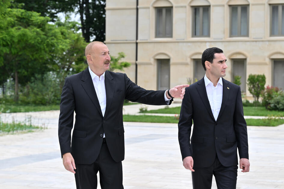 Prezident İlham Əliyev və Prezident Sərdar Berdiməhəmmədov Şuşada Azərbaycanın tanınmış şəxsiyyətlərinin işğal dövründə güllələnmiş büstlərinə baxıblar