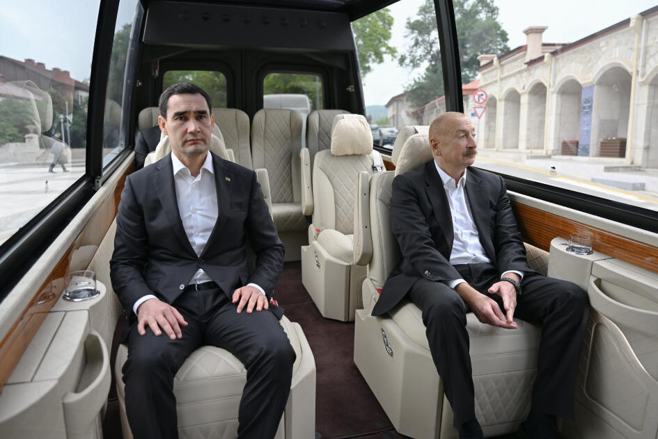 Prezident İlham Əliyev və Prezident Sərdar Berdiməhəmmədov Şuşada Azərbaycanın tanınmış şəxsiyyətlərinin işğal dövründə güllələnmiş büstlərinə baxıblar
