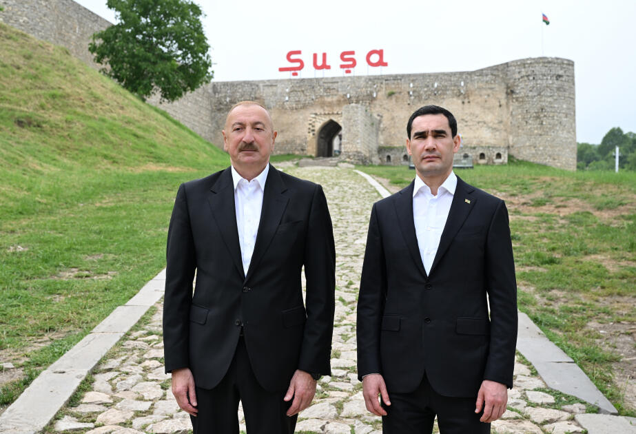 Prezident İlham Əliyev və Prezident Sərdar Berdiməhəmmədov Şuşada Azərbaycanın tanınmış şəxsiyyətlərinin işğal dövründə güllələnmiş büstlərinə baxıblar