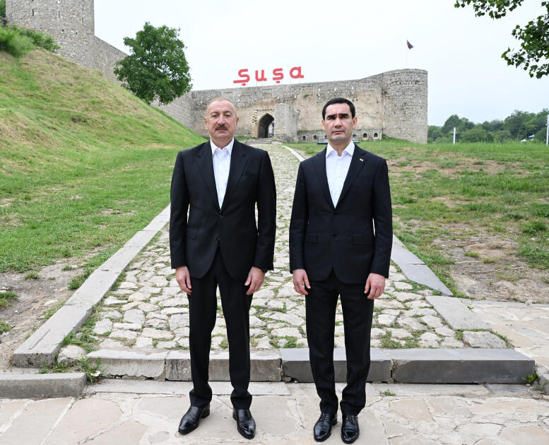Prezident İlham Əliyev və Prezident Sərdar Berdiməhəmmədov Şuşada Azərbaycanın tanınmış şəxsiyyətlərinin işğal dövründə güllələnmiş büstlərinə baxıblar