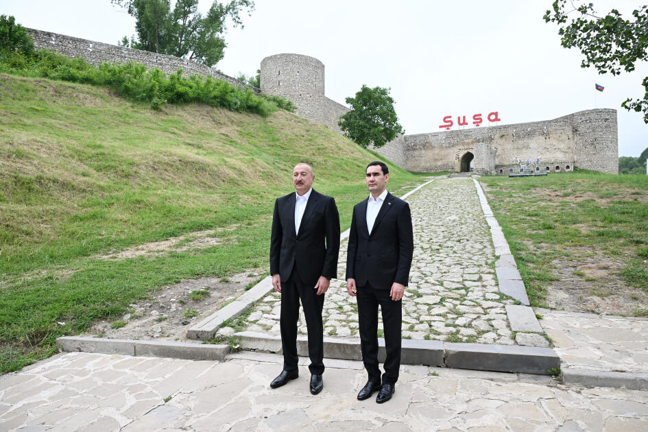 Prezident İlham Əliyev və Prezident Sərdar Berdiməhəmmədov Şuşada Azərbaycanın tanınmış şəxsiyyətlərinin işğal dövründə güllələnmiş büstlərinə baxıblar