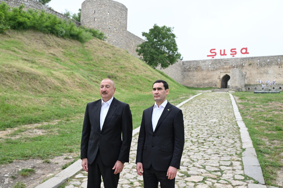 Prezident İlham Əliyev və Prezident Sərdar Berdiməhəmmədov Şuşada Azərbaycanın tanınmış şəxsiyyətlərinin işğal dövründə güllələnmiş büstlərinə baxıblar