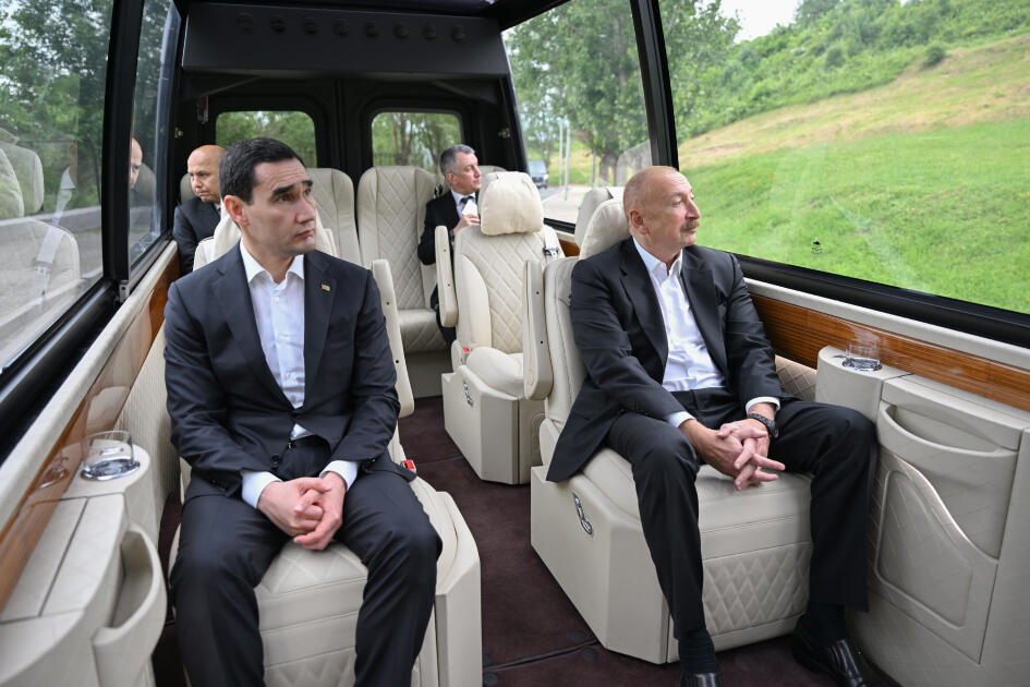 Prezident İlham Əliyev və Prezident Sərdar Berdiməhəmmədov Şuşada Azərbaycanın tanınmış şəxsiyyətlərinin işğal dövründə güllələnmiş büstlərinə baxıblar