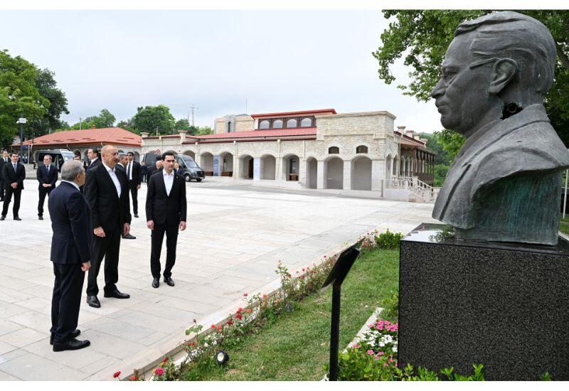 Prezident İlham Əliyev və Prezident Sərdar Berdiməhəmmədov Şuşada Azərbaycanın tanınmış şəxsiyyətlərinin işğal dövründə güllələnmiş büstlərinə baxıblar