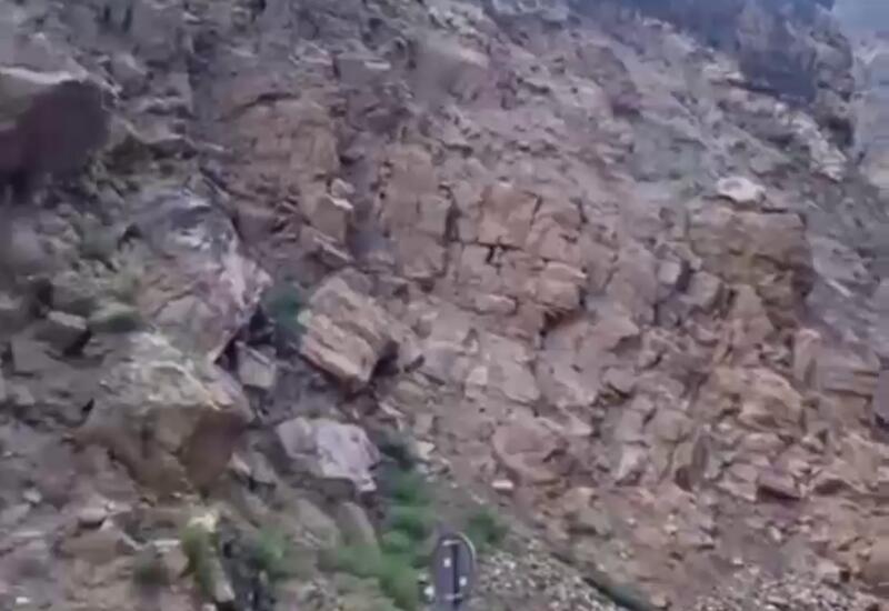 Мощный камнепад накрыл дорогу в Дагестане