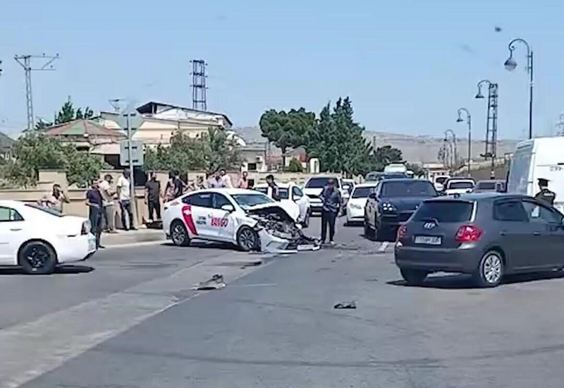 Lökbatanda taksi sərnişin avtobusu ilə toqquşub: Xəsarət ALANLAR VAR